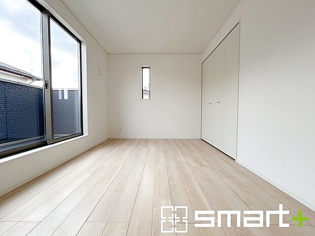 ~収納豊富な洋室~ ・各居室に備え付けの収納をご用意。タンスなどを置く場合と比べ出っ張らないので部屋の中を有効のご活用いただけます。 ・収納の広さなどぜひ現地でご確認くださいませ。