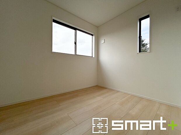 ~2面採光の明るいお部屋~ ・洋室は2面採光とする事で穏やかな陽の入る明るい空間となっております。 ・くつろぎのプライベート時間を明るい空間で穏やかにお過ごしいただけます。