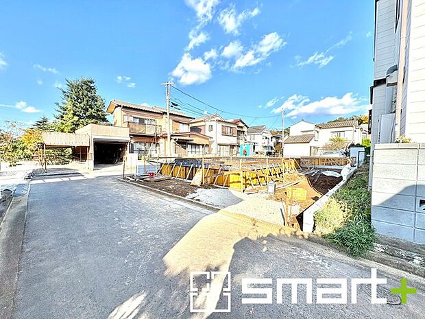 〜十分な広さのある前面道路〜 ・前面道路は約4mございますので、お車でのすれ違いも可能で余計なストレスがかかりません。 ・日々お車での移動が多い方には大切なポイントですね。