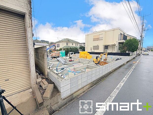 〜閑静な住宅街の立地〜 ・周辺は閑静な住宅街となっておりますので、静かな暮らしをご実現いただけます。 ・前面道路の交通量も多くないので、小さなお子様がいるご家庭でもご安心ですね。 