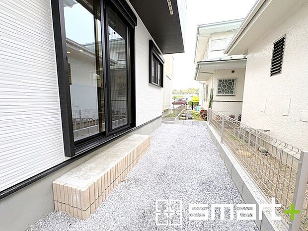 ~お庭もある余裕の敷地~ ・広々した敷地にはお庭もご用意。お庭があるだけで余裕を感じますね。 ・防草シートや人工芝の敷設などのオプションもお気軽にご相談くださいませ。