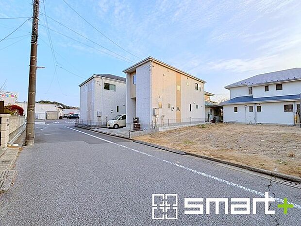 ~閑静な住宅街の立地~ ・周辺は閑静な住宅街となっておりますので、静かな暮らしをご実現いただけます。 ・前面道路の交通量も多くないので、小さなお子様がいるご家庭でもご安心ですね。