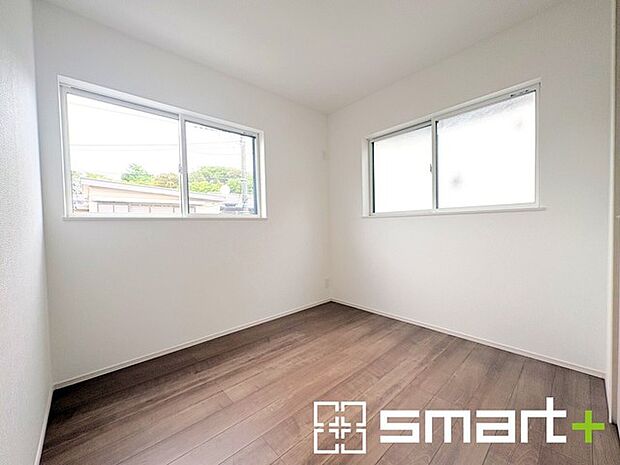 ~2面採光の明るいお部屋~ ・洋室は2面採光とする事で穏やかな陽の入る明るい空間となっております。 ・くつろぎのプライベート時間を明るい空間で穏やかにお過ごしいただけます。