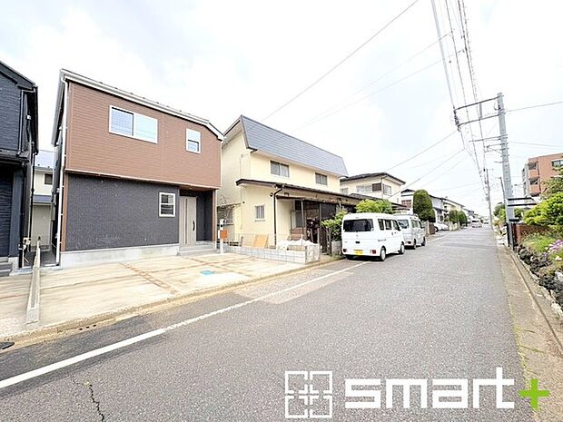 ~閑静な住宅街の立地~ ・周辺は閑静な住宅街となっておりますので、静かな暮らしをご実現いただけます。 ・前面道路の交通量も多くないので、小さなお子様がいるご家庭でもご安心ですね。
