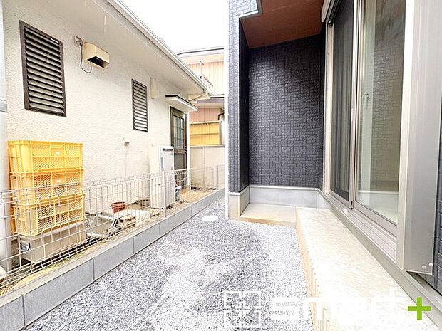 ~お庭もある余裕の敷地~ ・広々した敷地にはお庭もご用意。お庭があるだけで余裕を感じますね。 ・防草シートや人工芝の敷設などのオプションもお気軽にご相談くださいませ。