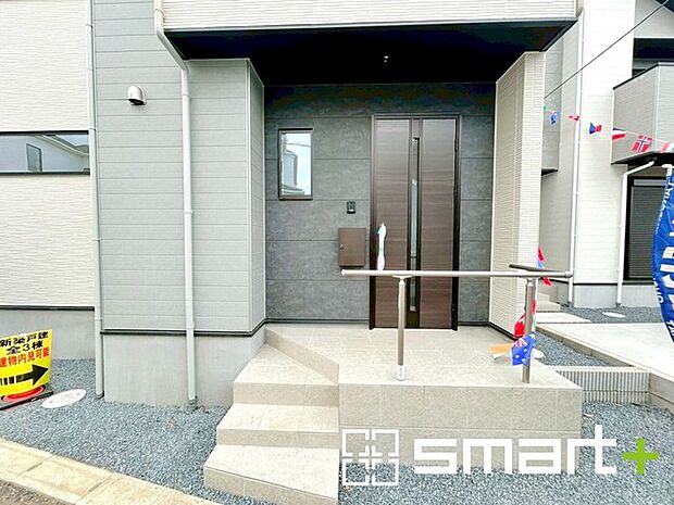 ~デザイン性に優れた玄関~ ・モダンなデザインの玄関ドアを採用する事でお住まいの「顔」の印象が大きく変わります。 ・毎日帰宅した際に嬉しくなる仕様です。