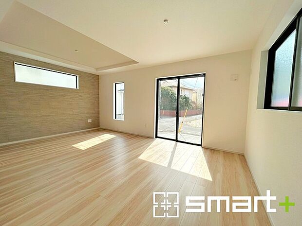 ~穏やかな陽の入るLDK~ ・大きな窓のあるLDKは陽当りも良好で明るい空間となっております。 ・ご家族団らんなど過ごす時間の多いLDKが明るいのは嬉しいポイントですね。