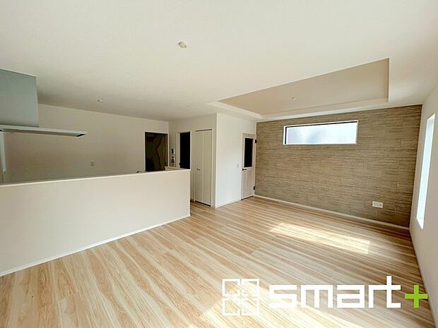 ~家族団らんにピッタリのLDK~ ・柔らかみあるナチュラルカラーは圧迫感もなく広々とした空間を演出してくれます。 ・オシャレなアクセントクロスでシンプルなお部屋もメリハリのある空間になりますね。