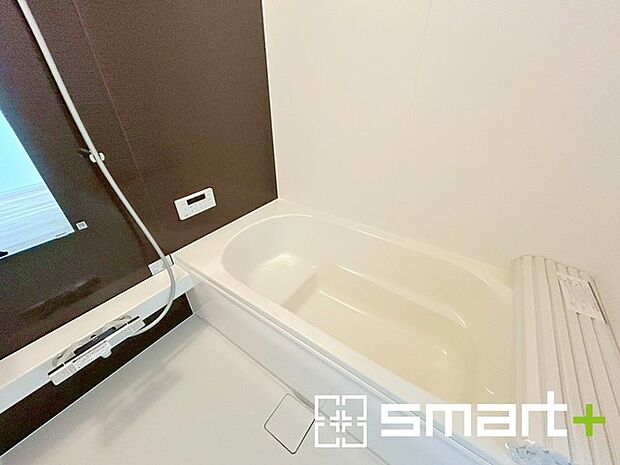 ~浴室乾燥機付きの浴室~ ・浴室には乾燥機が付いているので雨の日でも洗濯物を干すことが可能です。 ・水はけの良い床材など機能面も充実。マイクロバルなどオプションもご相談くださいませ。