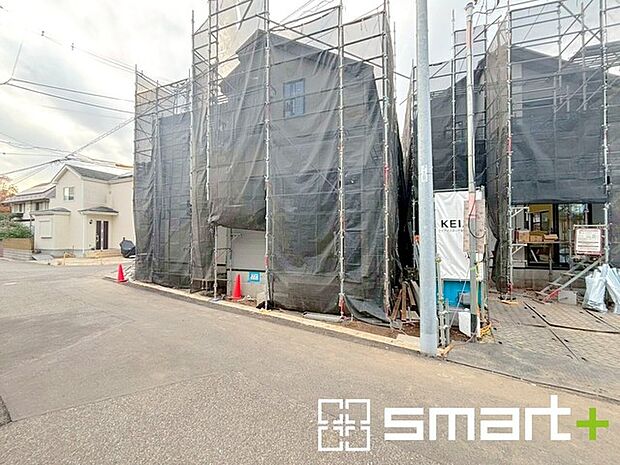 〜十分な広さのある前面道路〜 ・前面道路は約4m以上ございますので、お車でのすれ違いも可能で余計なストレスがかかりません。 ・日々お車での移動が多い方には大切なポイントですね。