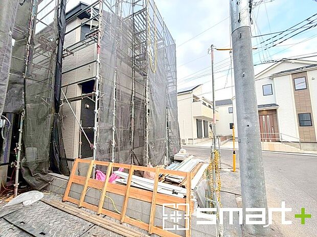 〜ベタ基礎でしっかりとした土台〜 ・コンクリートの中に鉄筋を配し強度を高めた「ベタ基礎」を採用。 ・しっかりとした土台を造ったうえで、その上に建物が築造されていきます。