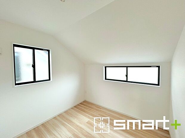 ~2面採光の明るいお部屋~ ・洋室は2面採光とする事で穏やかな陽の入る明るい空間となっております。 ・くつろぎのプライベート時間を明るい空間で穏やかにお過ごしいただけます。