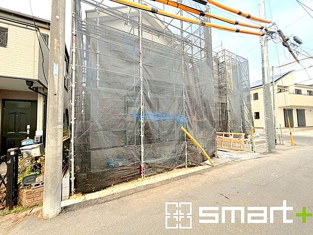 〜ベタ基礎でしっかりとした土台〜 ・コンクリートの中に鉄筋を配し強度を高めた「ベタ基礎」を採用。 ・しっかりとした土台を造ったうえで、その上に建物が築造されていきます。 