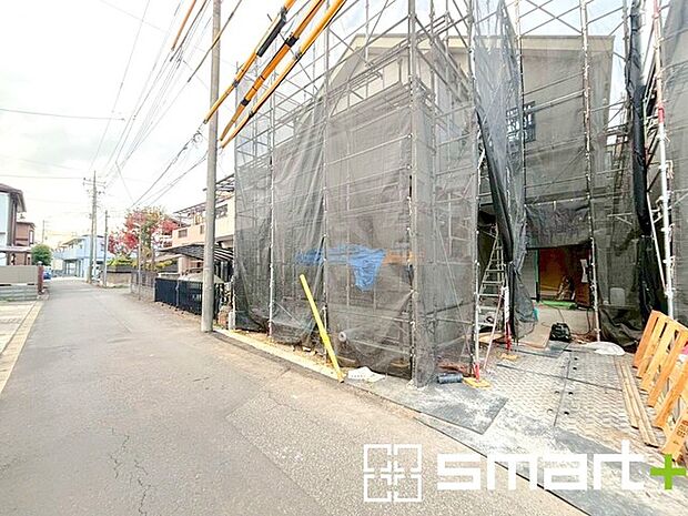 〜十分な広さのある前面道路〜 ・前面道路は約4m以上ございますので、お車でのすれ違いも可能で余計なストレスがかかりません。 ・日々お車での移動が多い方には大切なポイントですね。