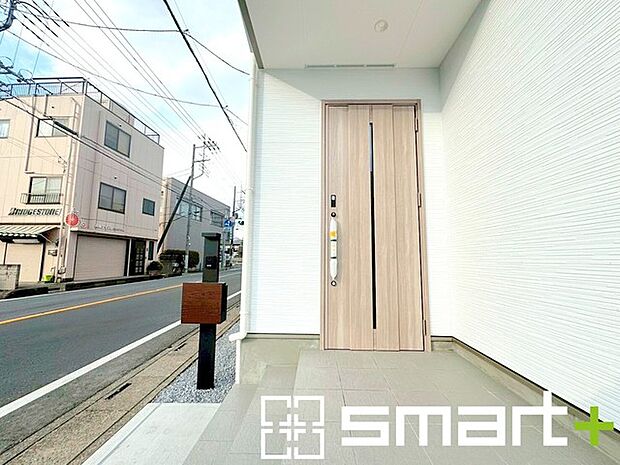 〜お住まいの顔「玄関」〜 ・玄関ドアの上にはもちろん軒がございますので、雨の日でも濡れずに鍵の開閉が可能です。 ・鍵は防犯性に優れたディンプルキーを採用。 