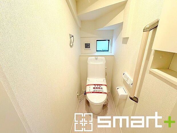 〜窓付きの明るいトイレ〜 ・使用後や掃除の際に窓を開ければ、外からの新鮮な空気を取り込み素早く換気ができます。 ・埋め込み収納付きでストックや掃除用具もスッキリ片付きますね。 