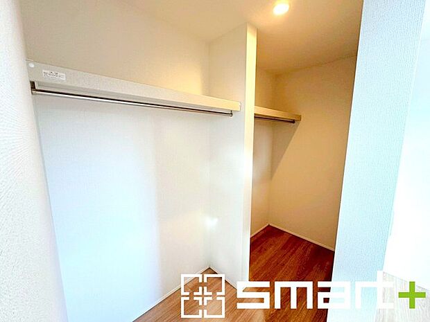 ~ウォークインクローゼット~ ・衣類をハンガーに掛けたまま収納できるウォークインクローゼットは重宝しますね。 ・季節ものや小物類なども整理整頓しやすく生活空間が広がります。