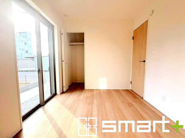 〜リビング横の洋室〜 ・お子様のプレイルームやお昼寝、趣味のお部屋など、用途様々な1階洋室。 ・寝室はもちろん、玄関から直接出入り可能なのでゲストルームにも利用できますね。 