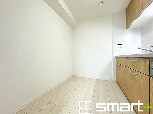 ～リビングを有効活用～ ・キッチンは対面式ではなく壁側にございますので、お部屋の中の空間を有効活用できます。 ・現地ではぜひ家具の配置などもイメージしながらご見学くださいませ。