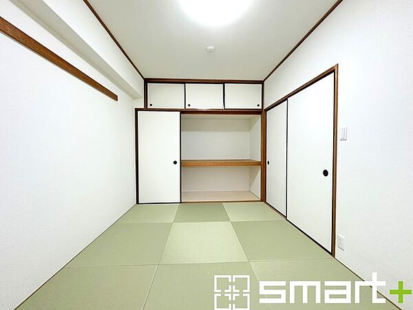 ～「和みの部屋」和室をご用意～ ・ゴロンと寝転がったり、お子様のいるご家庭ではお子様を寝かしつけたり、などご活用いただける和室をご用意。 ・やはり畳の香りは心が落ち着きますね。
