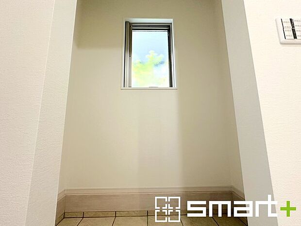 〜シューズインクロークをご用意〜 ・追加の靴置きとしてはもちろん、ベビーカーやゴルフ・スキーなど趣味の用具の置場としてもご利用いただけます。 ・玄関が広がる事で開放感のある空間となります。 。