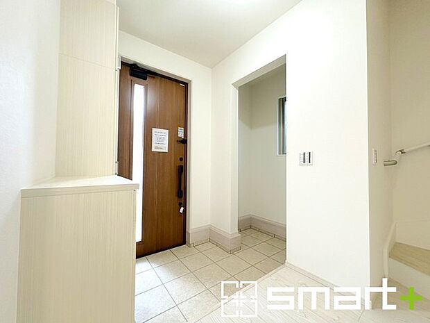 〜十分な容量のシューズボックス〜 ・備え付けのシューズボックスは充分な容量を確保。 ・より大型のものへのご変更などご希望の方もお気軽にご相談くださいませ。