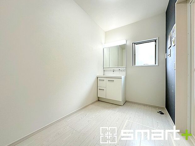 〜シャワー付き洗面台を採用〜 ・洗面台の蛇口がホースで伸びシャワーとしてご利用可能。 ・朝の寝ぐせ直しなどにシャワーを使いたい時、洗面台の掃除をする際にも便利にお使いいただけますよ。 