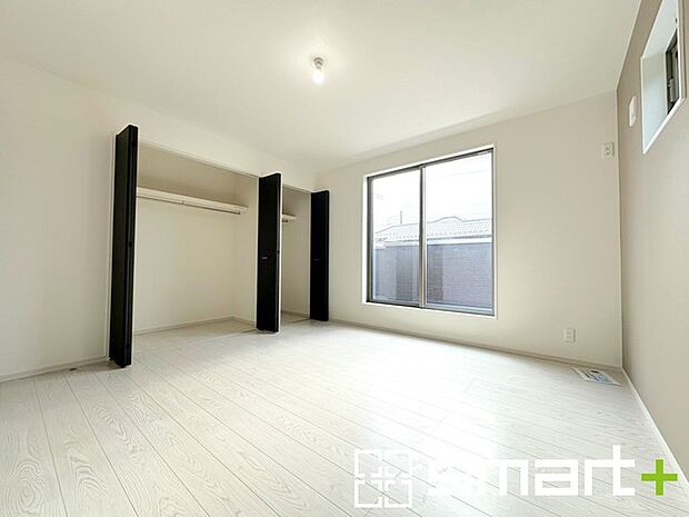 〜収納豊富な洋室〜 ・各居室に備え付けの収納をご用意。タンスなどを置く場合と比べ出っ張らないので部屋の中を有効のご活用いただけます。 ・収納の広さなどぜひ現地でご確認くださいませ。