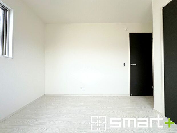 〜オプション施行もお任せください〜 ・フローリングの変色など劣化を軽減し、水をこぼした場合などにも防いでくれるフロアコーテイングが人気となっております。 ・オプション施行もお任せください。