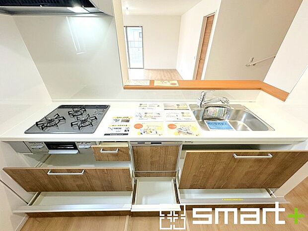 〜食器洗浄機を標準装備〜 ・キッチンにはビルトインタイプの食器洗浄機を標準装備。 ・家事にかける時間を削減でき、「自分時間」を増やすことができる嬉しいアイテムです。 