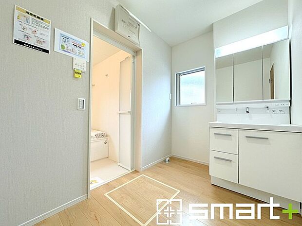 ~シャワー付き洗面台を採用~ ・洗面台の蛇口がホースで伸びシャワーとしてご利用可能。 ・朝の寝ぐせ直しなどにシャワーを使いたい時、洗面台の掃除をする際にも便利にお使いいただけますよ。