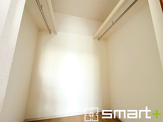 〜憧れのウォークインクローゼット〜 ・居室にウォークインを設ける事で季節ものや趣味の用具などもスッキリと収納可能です。 ・ぜひ現地でその便利さをご体感くださいませ。