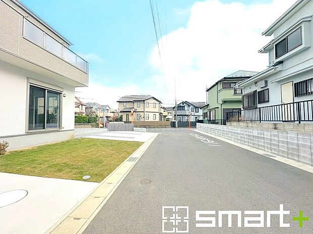 〜十分な広さのある前面道路〜 ・前面道路は約6mございますので、お車でのすれ違いも楽々で余計なストレスがかかりません。 ・日々お車での移動が多い方には大切なポイントですね。