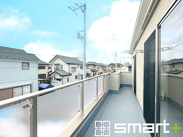 〜洗濯物も干しやすいバルコニー〜 ・バルコニーには物干し竿受けが標準装備されております。 ・テラス屋根等のオプションもお気軽にご相談くださいませ。