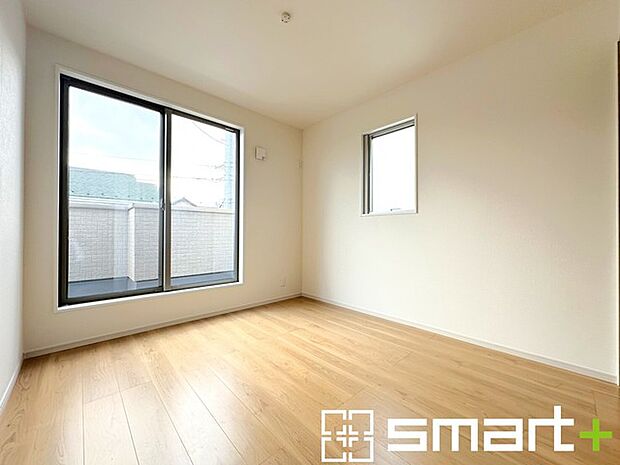 ~2面採光の明るいお部屋~ ・洋室は2面採光とする事で穏やかな陽の入る明るい空間となっております。 ・くつろぎのプライベート時間を明るい空間で穏やかにお過ごしいただけます。