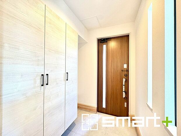 〜穏やかな陽が入る玄関〜 ・窓に加えて玄関ドアのガラス部分からも穏やかな陽が入り、明るい玄関になります。 ・備え付けのシューズボックスはたっぷりしまえて玄関がスッキリ片付きますね。 