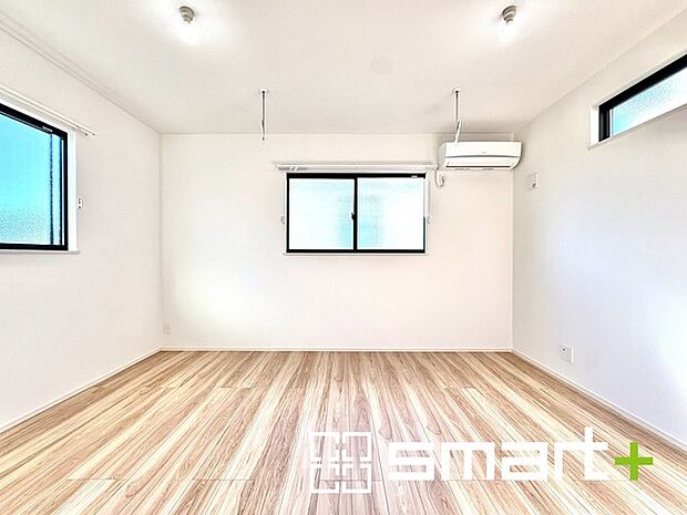 〜3面採光のリビング〜 ・3面採光によって日当たりと風通しのよい空間が生まれます。 ・窓が多いことで開放感あふれるリビングになりますね。 