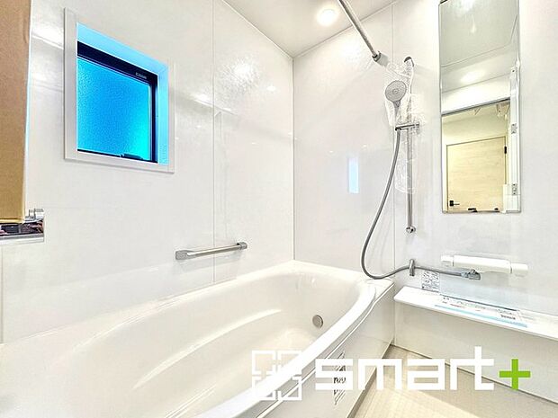 〜浴室乾燥機付きの浴室〜 ・浴室には乾燥機が付いているので雨の日でも洗濯物を干すことが可能です。 ・水はけの良い床材など機能面も充実。マイクロバブルなどオプションもご相談くださいませ。 