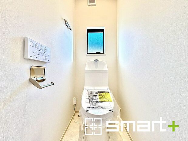 〜窓付きの明るいトイレ〜 ・外からの日差しを取り込むので、昼間は窓からの光で十分ですね。 ・使用後や掃除の際に窓を開ければ、外からの新鮮な空気を取り込み素早く換気ができます。 