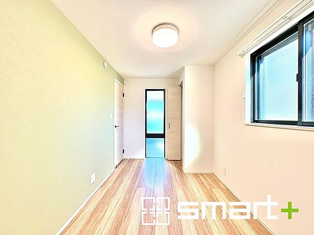 〜自然な風合いの洋室〜 ・ナチュラルな色彩で纏められた洋室は家具のコーディネートもしやすくなっております。 ・どんな家具にするか考えるだけでも楽しくなってきますね。 