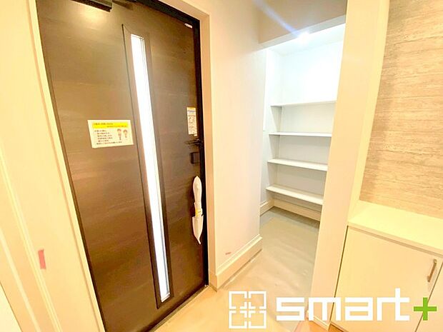 〜シューズインクロークをご用意〜 ・追加の靴置きとしてはもちろん、ベビーカーやゴルフ・スキーなど趣味の用具の置場としてもご利用いただけます。 ・玄関が広がる事で開放感のある空間となります。 