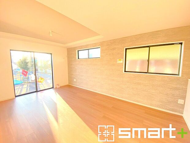 〜穏やかな陽の入るＬＤＫ〜 ・大きな窓のあるＬＤＫは陽当りも良好で明るい空間となっております。 ・ご家族団らんなど過ごす時間の多いＬＤＫが明るいのは嬉しいポイントですね。 