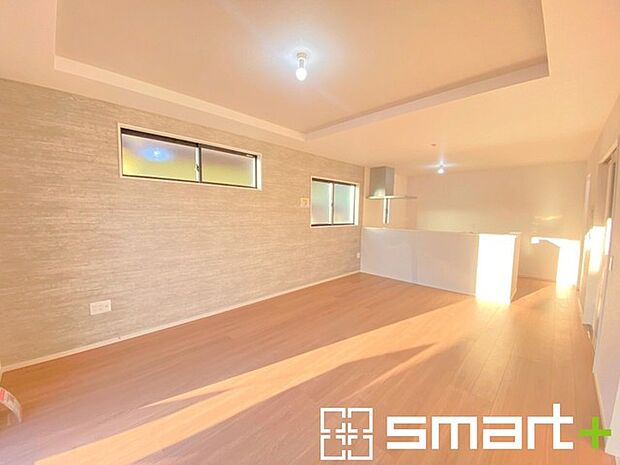 〜折り上げ天井のあるＬＤＫ〜 ・一部天井を高くする折り上げ天井を配する事で縦への空間が生まれ、開放感のある広々とした仕様に。 ・ぜひ現地でその魅力をご体感くださいませ。 