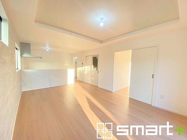 〜日当り良好のＬＤＫ〜 ・たくさんの窓からたっぷりの陽光が差し込む明るいリビングで寛ぎのひと時を。 ・オシャレなアクセントクロスでシンプルなお部屋もメリハリのある空間になりますね。