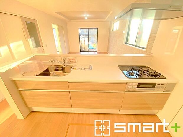 〜人気のカウンターキッチン〜 ・キッチンには余計な柱が無いので、リビングが見渡せ開放感のある造りとなっております。 ・蛇口には浄水器が内蔵されるなど機能面でも優れたキッチンです。 