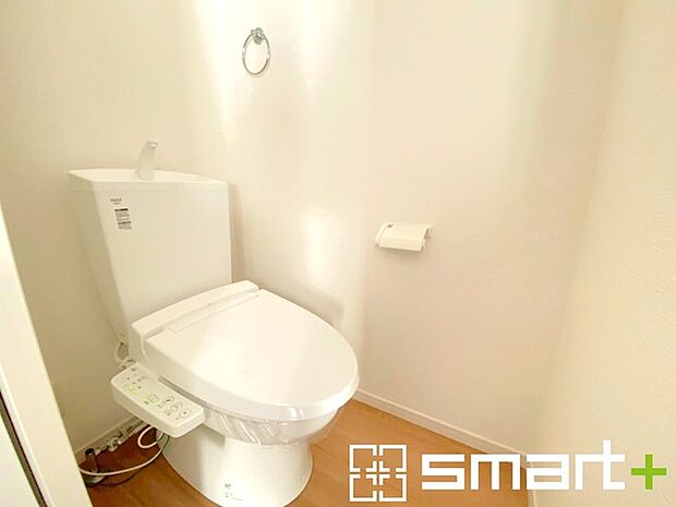 〜やはり便利なタンク式トイレ〜 ・最近はタンクレストイレもございますが、タンク式の場合は停電時もお水を流すことが可能。 ・故障時なども比較的費用が安くなるなど、メリットが多くなります。 