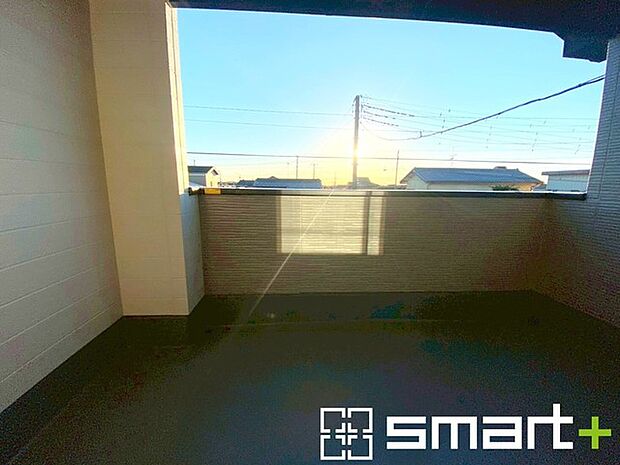 〜屋根付きのバルコニー〜 ・バルコニーは屋根付きなので急な雨でも安心です。 ・奥行きもあるので洗濯物が干しやすいのも嬉しいポイントですね。 