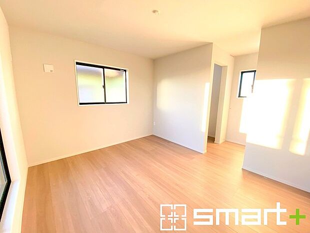 〜バルコニーに面した洋室〜 ・バルコニー側の大きな窓から穏やかな陽が差し込む明るい洋室はウォークインクローゼット付。 ・10帖のゆとりある広さでご夫婦やご兄弟でもゆったりお過ごしいただけます。 