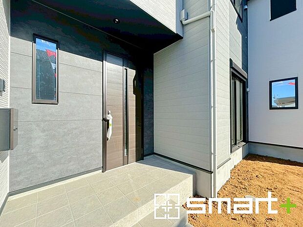 〜お住まいの顔「玄関」〜 ・玄関ドアの上にはもちろん軒がございますので、雨の日でも濡れずに鍵の開閉が可能です。 ・鍵は防犯性に優れたディンプルキーを採用。 