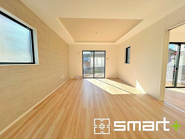 ~折り上げ天井のあるLDK~ ・一部天井を高くする折り上げ天井を配する事で縦への空間が生まれ、開放感のある広々とした仕様に。 ・ぜひ現地でその魅力をご体感くださいませ。